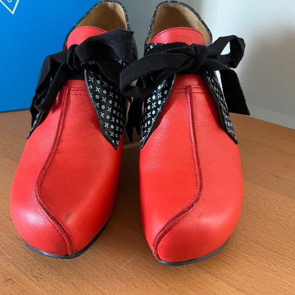 Fluevog Prepare Pledge - tomato red orange w xo b&w accent, ribbon tie - 9.5 - Picture 6 of 6